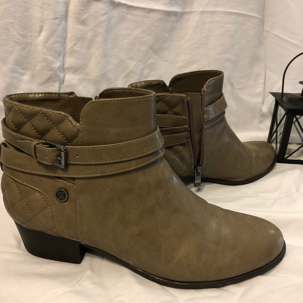 Liz Claiborne flat grey ankle boots
